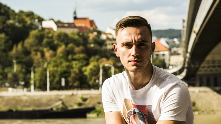 Martin Zahuranec, CEO slovenského startupu Eyerim, pózuje v blízkosti Mostu SNP v Bratislave. 