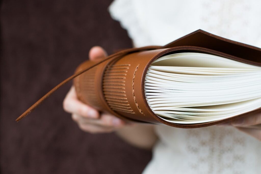 Zápisníky Michely Slaninkovej sú ručne vyrobené, od opracovania kože až po sádzanie listov. 
