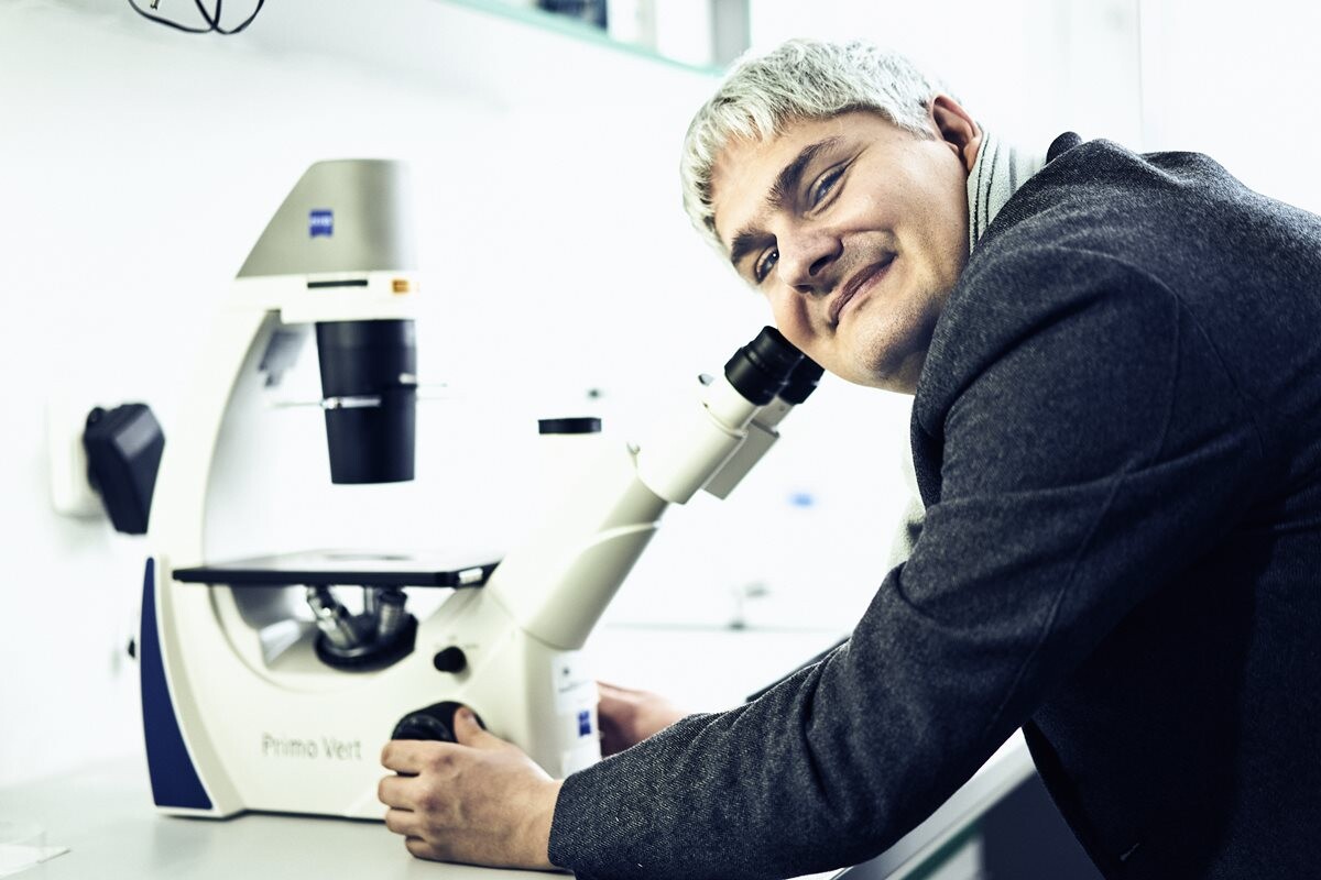 Pavol Čekan, CEO a zakladateľ biotechnologickej firmy MultiplexDX, pri mikroskope. 