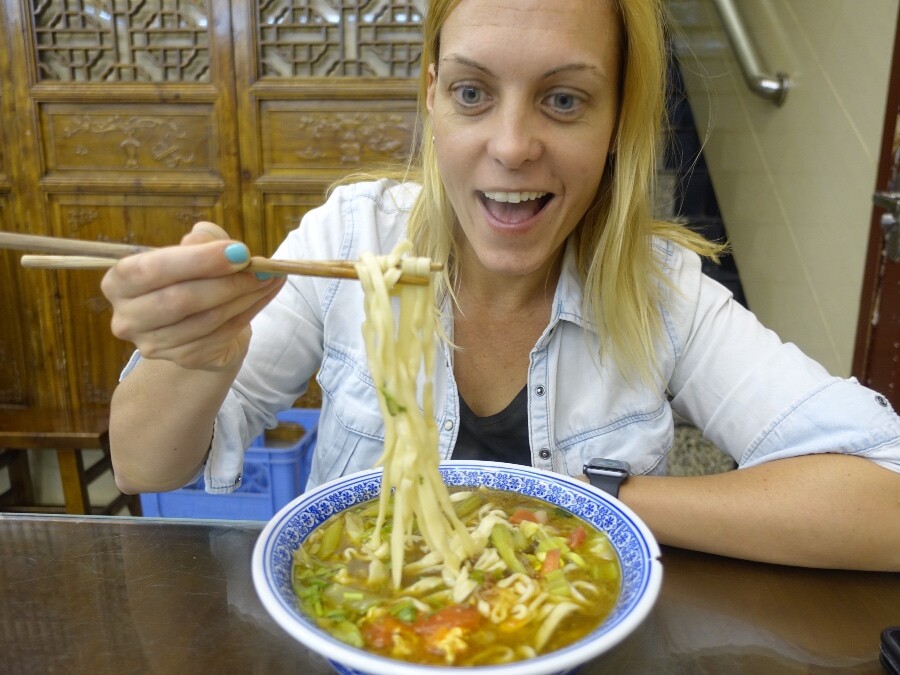 Martina Šebová, blogerka z portálu Very Hungry Nomads, v reštaurácii v Číne pri jedení tradičnej polievky.
