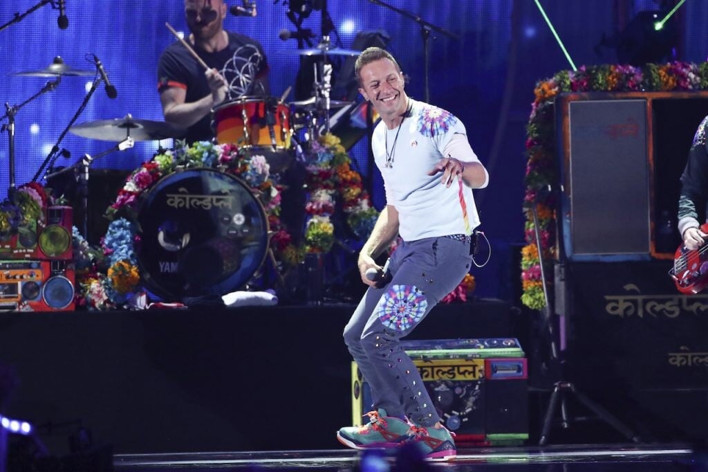 Chris Martin a Coldplay na pódiu. 