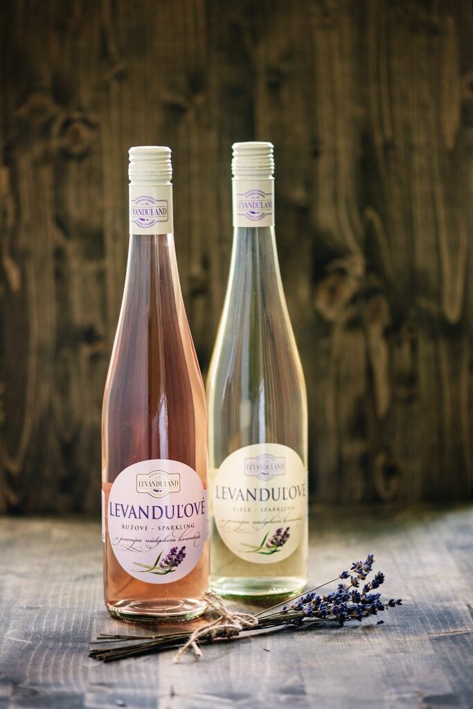 Ružové a biele levanduľové víno značky Levanduland.