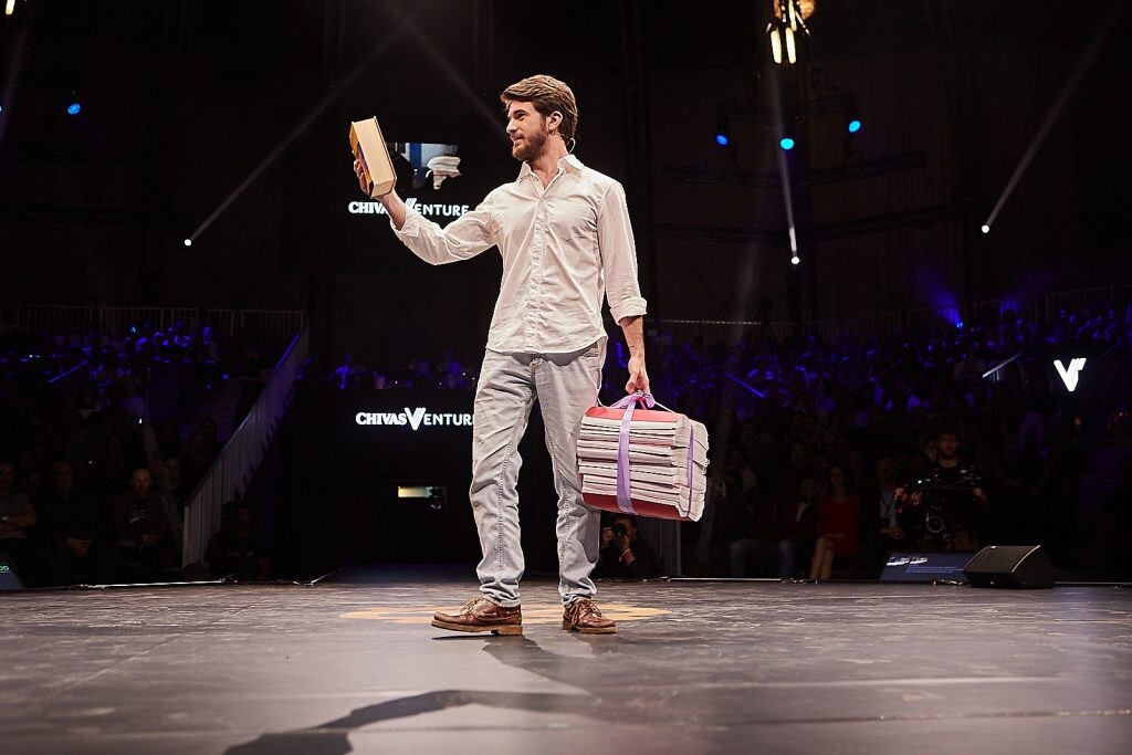 Eric Sicart zo startupu BraiBook drží v jednej ruke klasické vydanie Harryho Pottera za 10 eur a v druhej to isté vydanie v Braillovom písme za 160 eur. 
