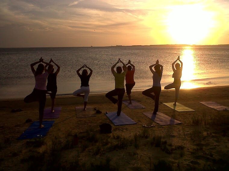 Ranná joga na pláži, ktorá je tiež v ponuke programov firmy pobarcelonsky.