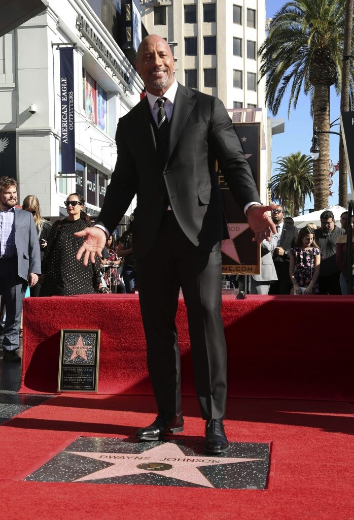 Dwayne Johnson pri svojej hviezde na hollywoodskom chodníku slávy.