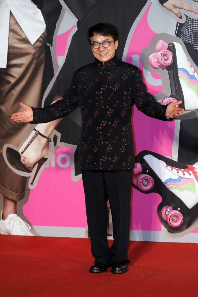 Jackie Chan na červenom koberci Hong Kong Film Awards v Hong Kongu.