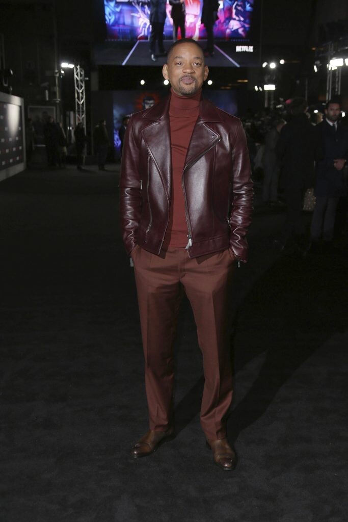 Herec Will Smith v hnedom oblečení. 