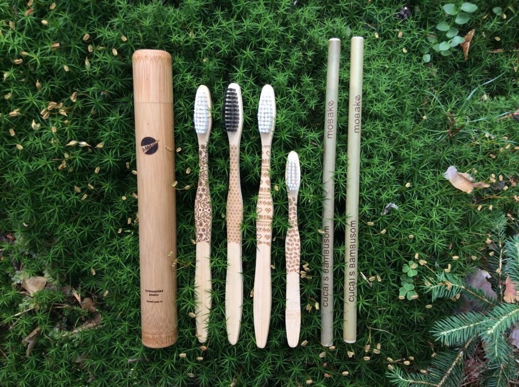Bambusové kefky s motivačnými citátmi a bambusové slamky.