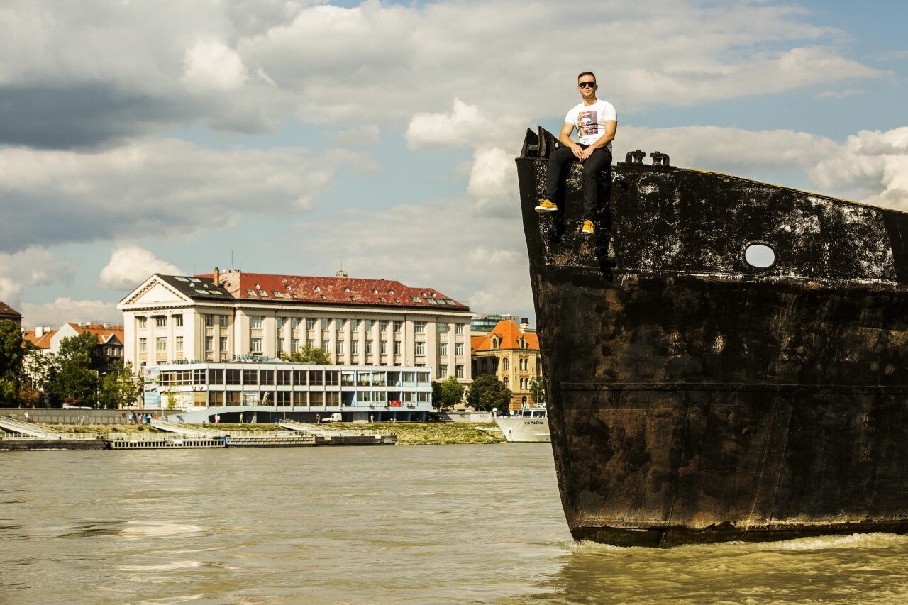 Martin Zahuranec, zakladateľ startupu eyerim, na lodi na Dunaji. 