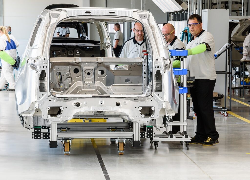 Kontrolóri kvality kontrolujú detaily karosérie počas Tréningovej akadémie spoločnosti Jaguar Land Rover. 