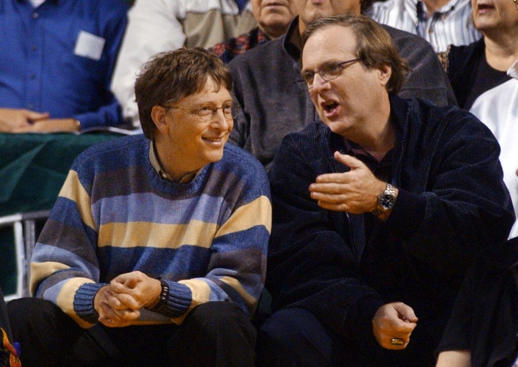 Zakladatelia Microsoftu Bill Gates (vľavo) a Paul Allen v roku 2003 počas basketbalového zápasu.