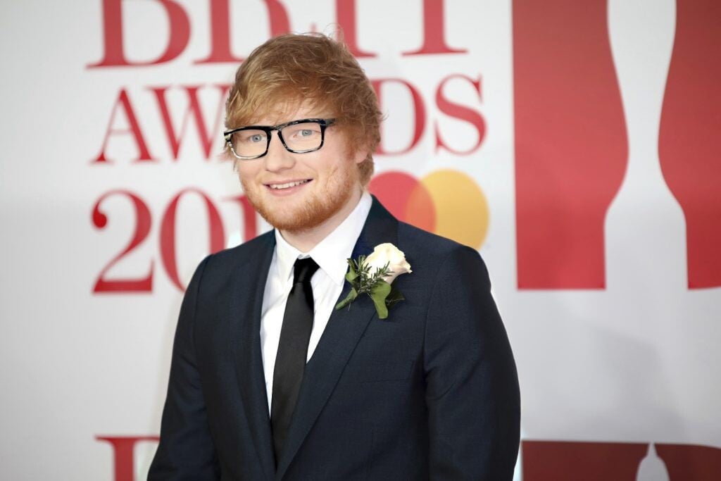 Spevák Ed Sheeran pózuje počas príchodu na ocenenie Brit Awards 2018 v Londýne.