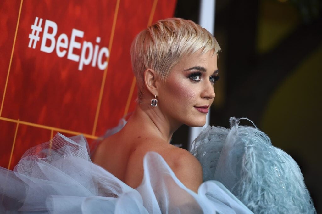 Katy Perry pózuje na amfAR Inspiration Gala v Los Angeles. 