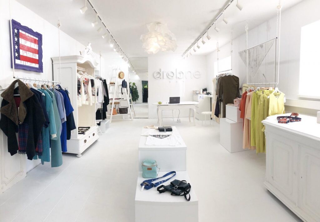 Interiér obchodu drobne store &amp; atelier sa nesie v bielych farbách. 