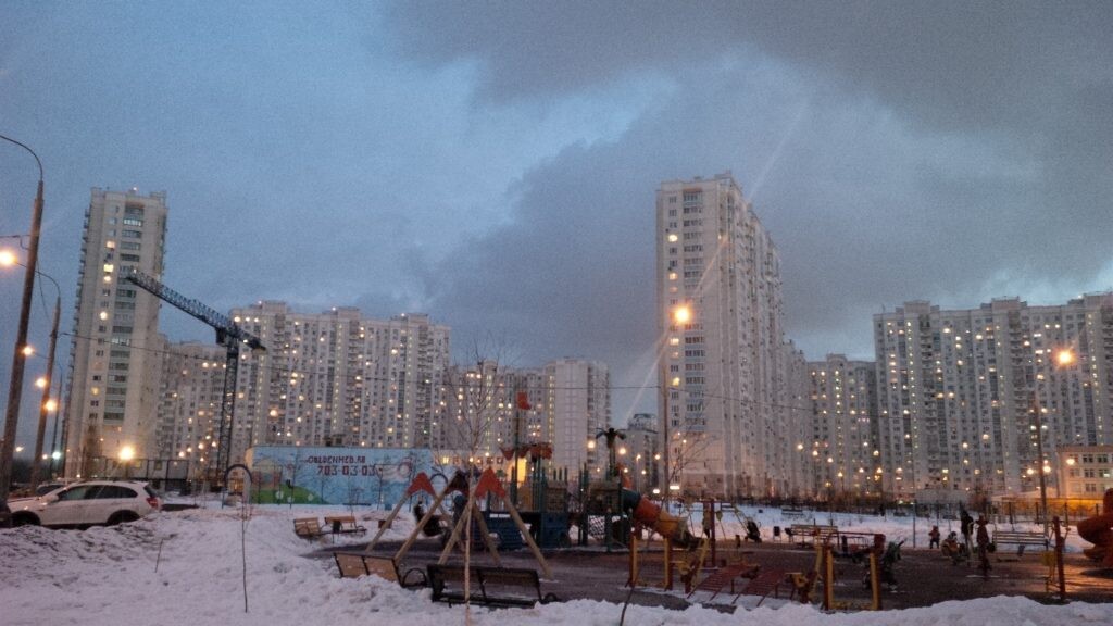 Typické moskovské sídlisko počas mrazivej zimy. 