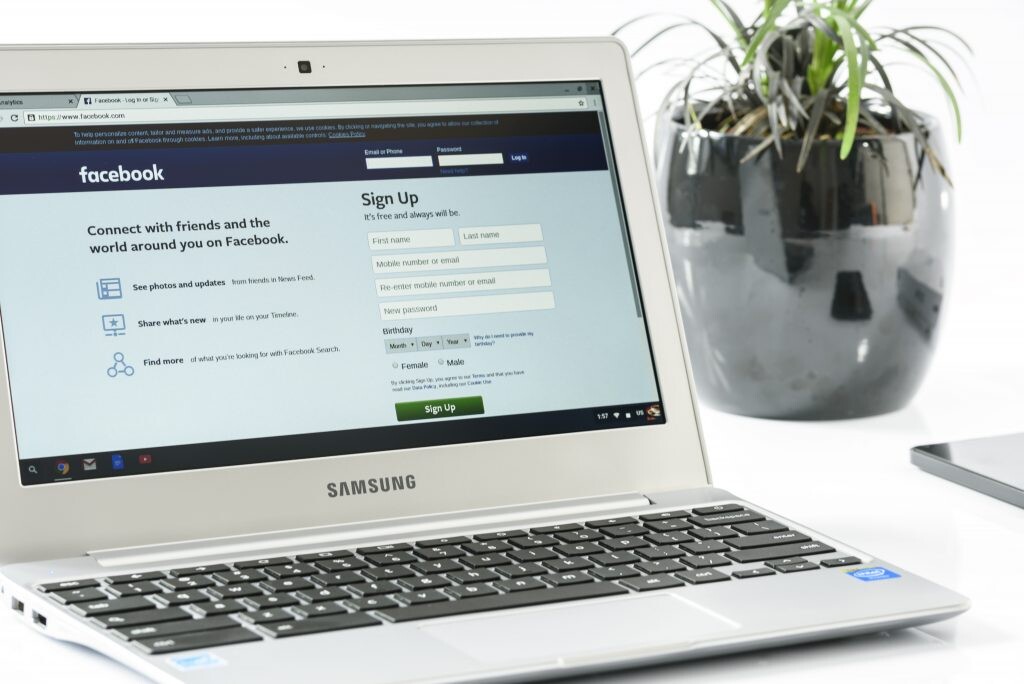 facebook sociálne siete médiá notebook kvet