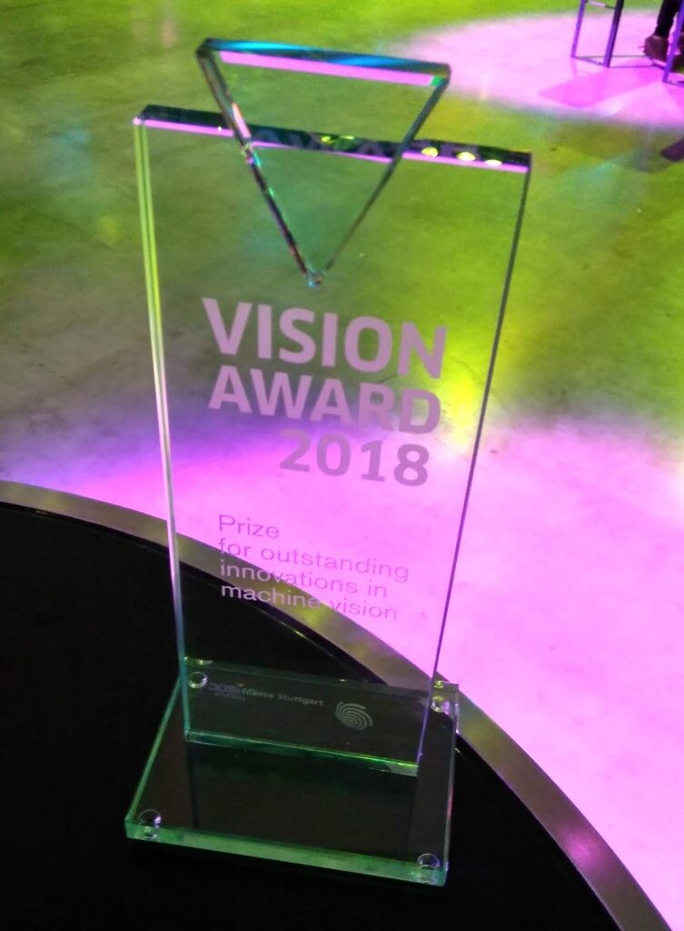 Sklenené ocenenie, ktoré spoločnosť Photoneo získala v súťaži Vision Award. 