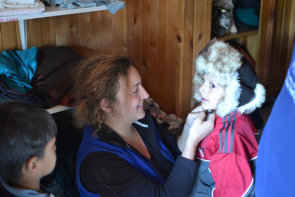Zuzana Prostredníková vo vzdelávacom centre pre sýrskych utečencov s malým chlapcom. 