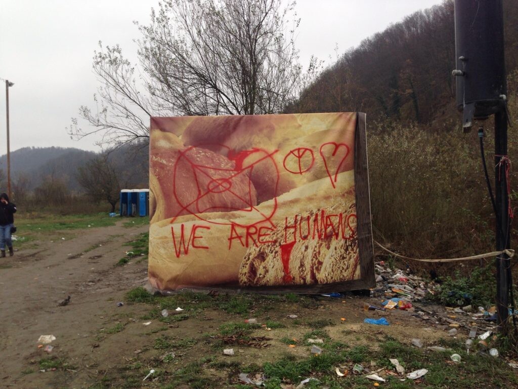 Nápis "we are humans" s v jednom z utečeneckých táborov