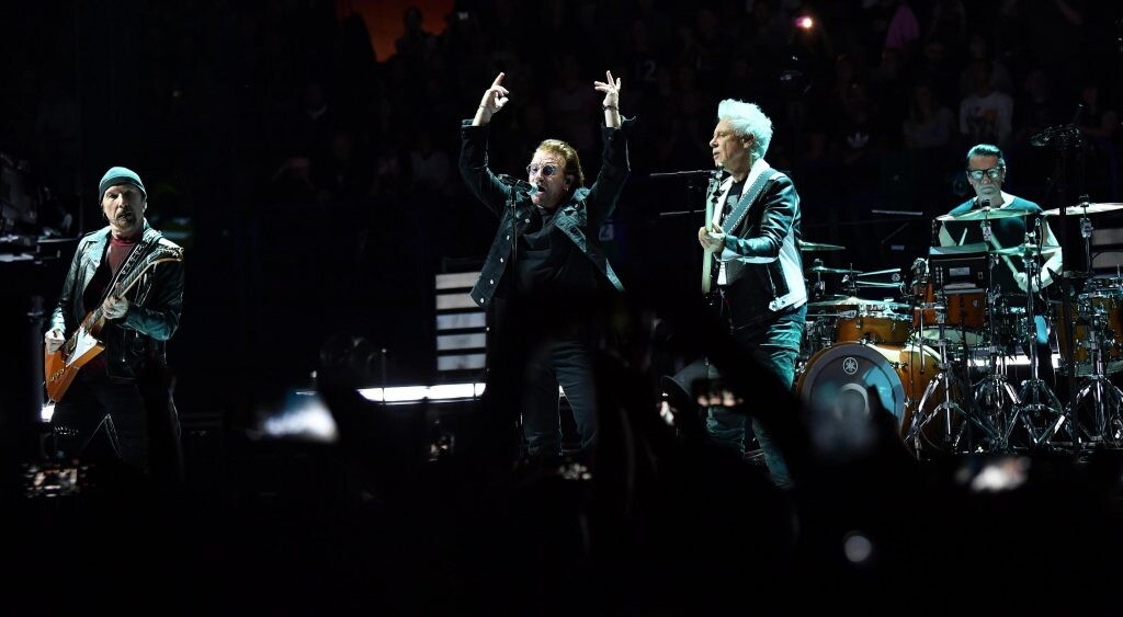 Írska rocková skupina U2 vystupuje v Miláne.