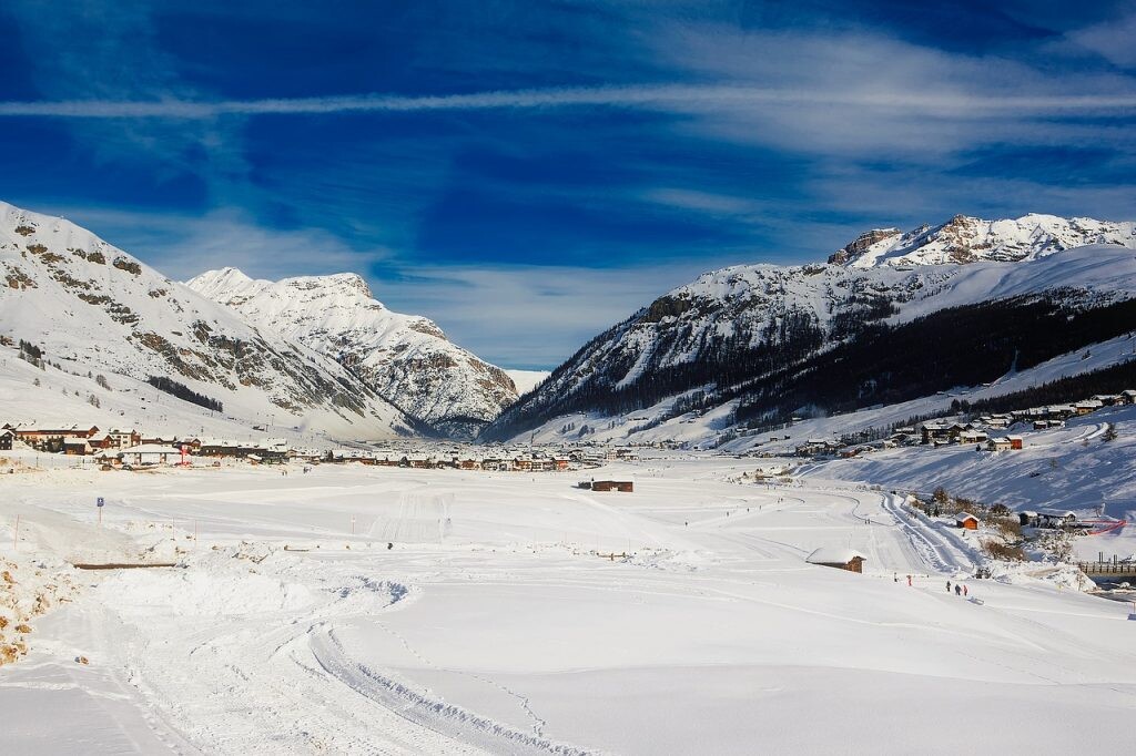 Zasnežené talianske lyžiarske stredisko Livigno. 