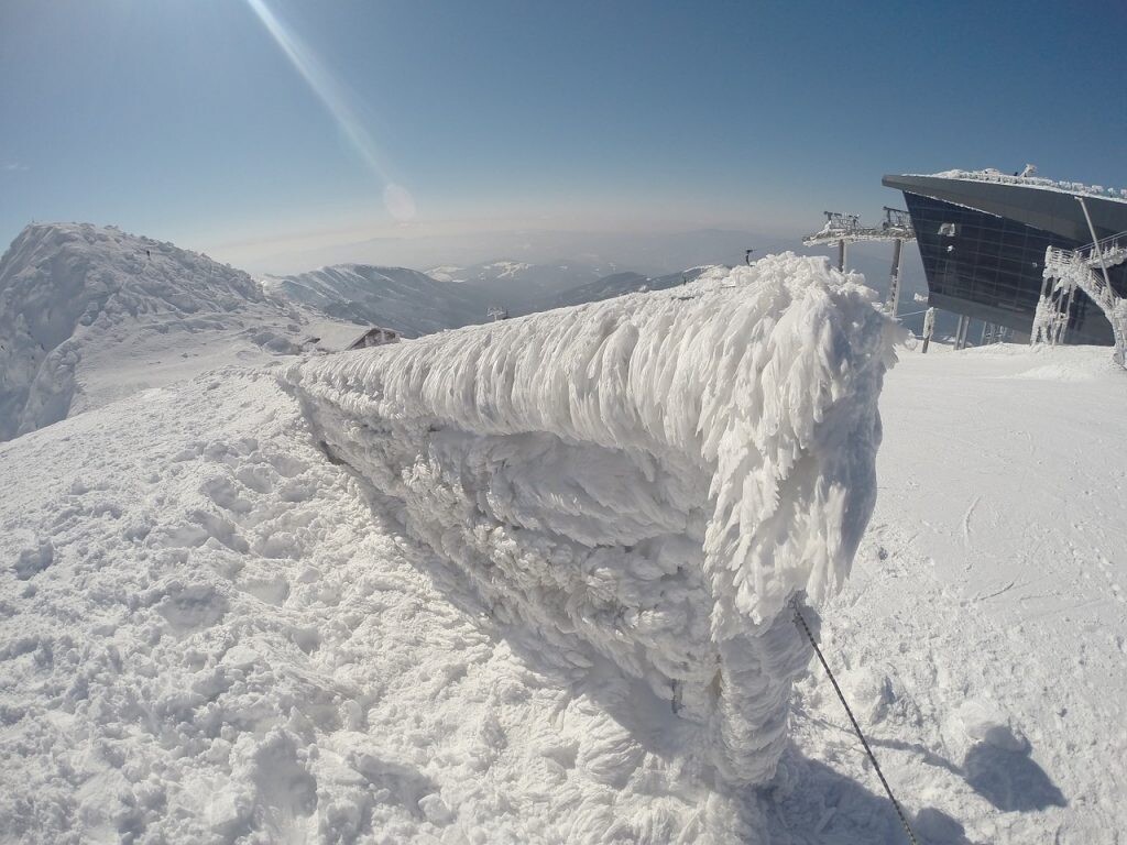 Zamrznutý výhľad v slovenskom lyžiarskom stredisku Jasná, ktoré sa tiež dostalo do rebríčka najlepších európskych stredísk podľa EBD a Forbes.com.