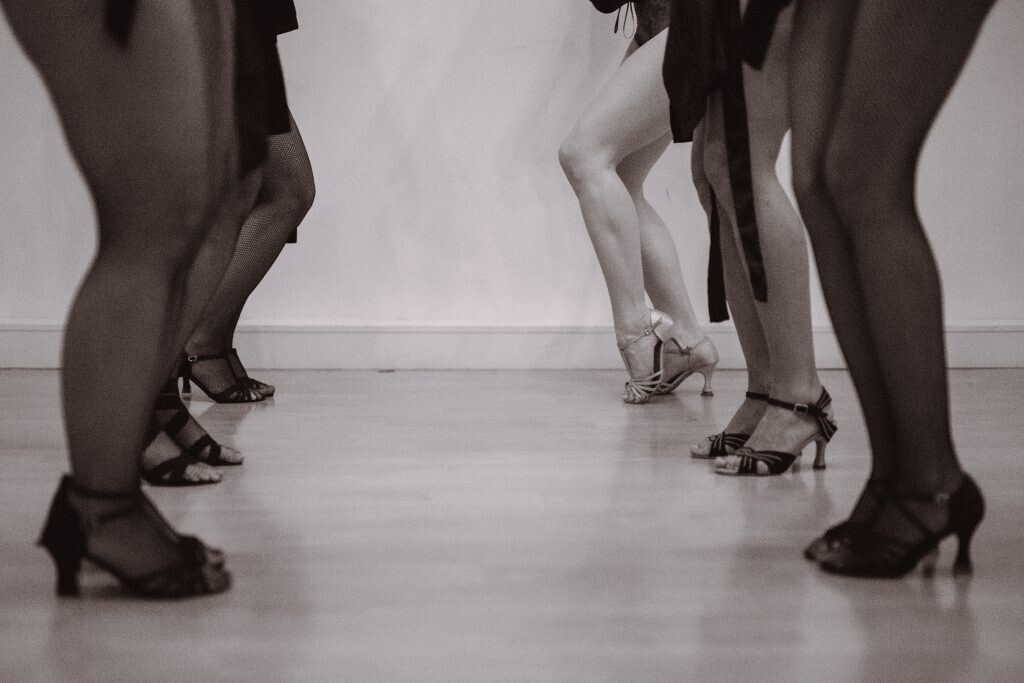 čierno-biela fotografia so ženskými nohami 