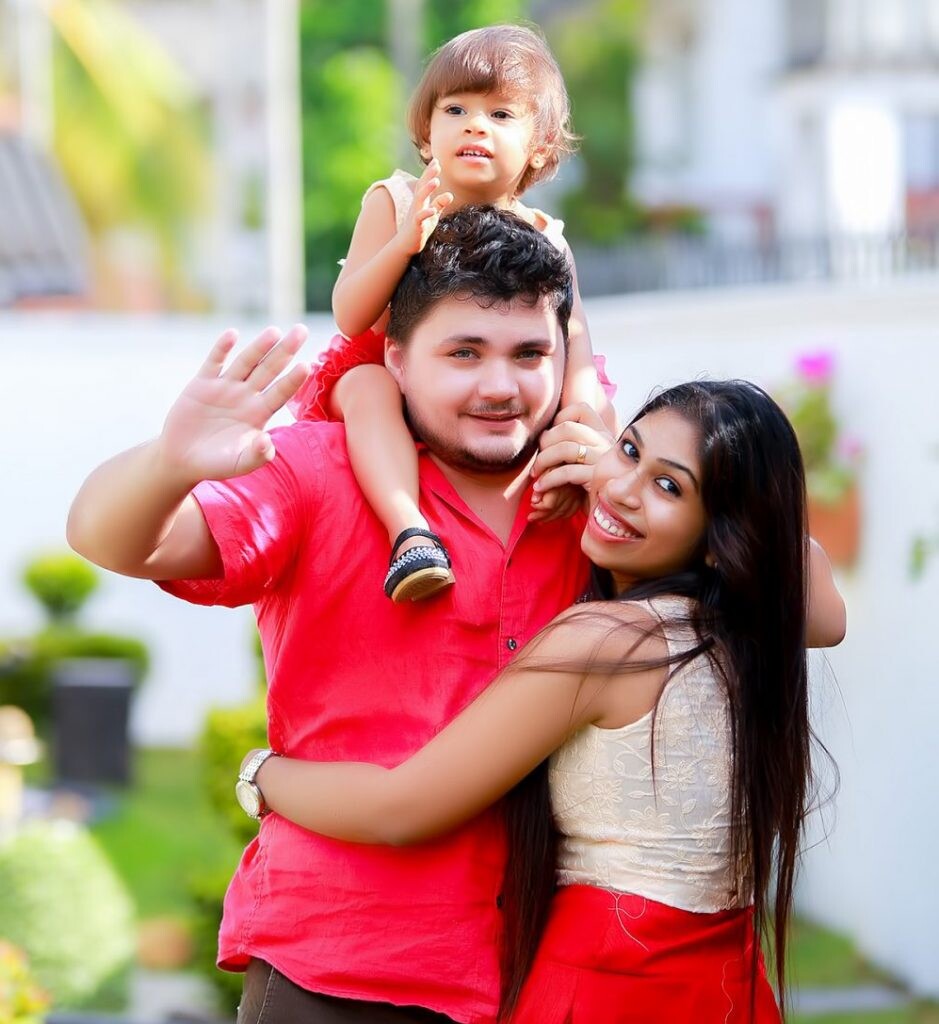 Roman Haluška, ktorý sa usadil na Srí Lanke, si tam založil rodinu. Na fotografii je s manželkou a malou dcérou. 