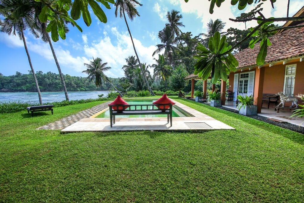 Bazén pri hoteli, ktorí si na Srí Lanke otvoril Slovák Roman Haluška. 