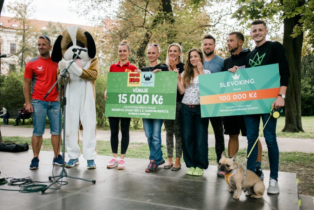 Partia zo Slevokingu pravidelne organizuje charitatívne zbierky, medzi inými napríklad na podporu psích útulkov. Doposiaľ vyzbierali viac ako milión českých korún (40-tisíc eur). 