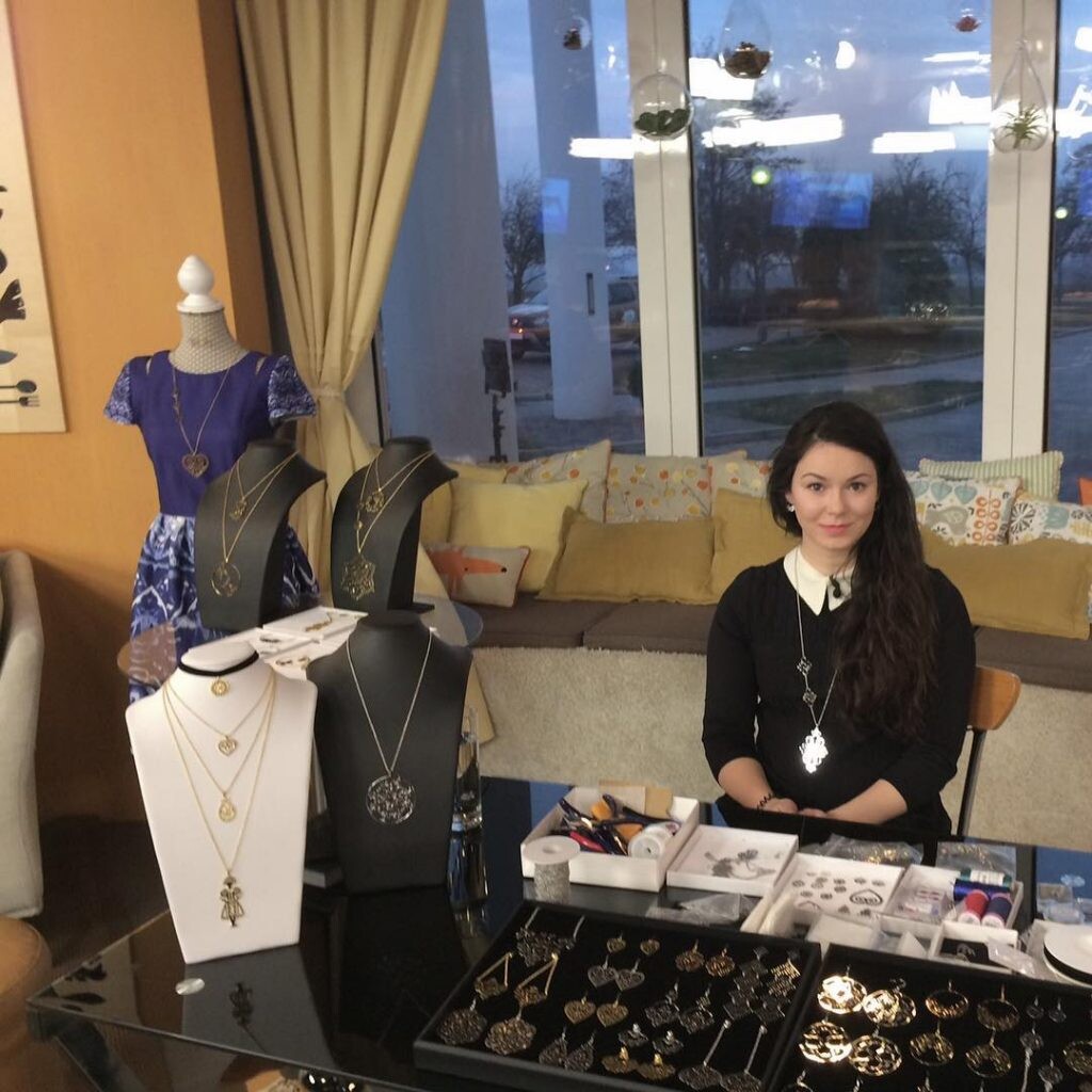 Katarína Žiak prezentuje svoje šperky v televíznej relácii Teleráno.