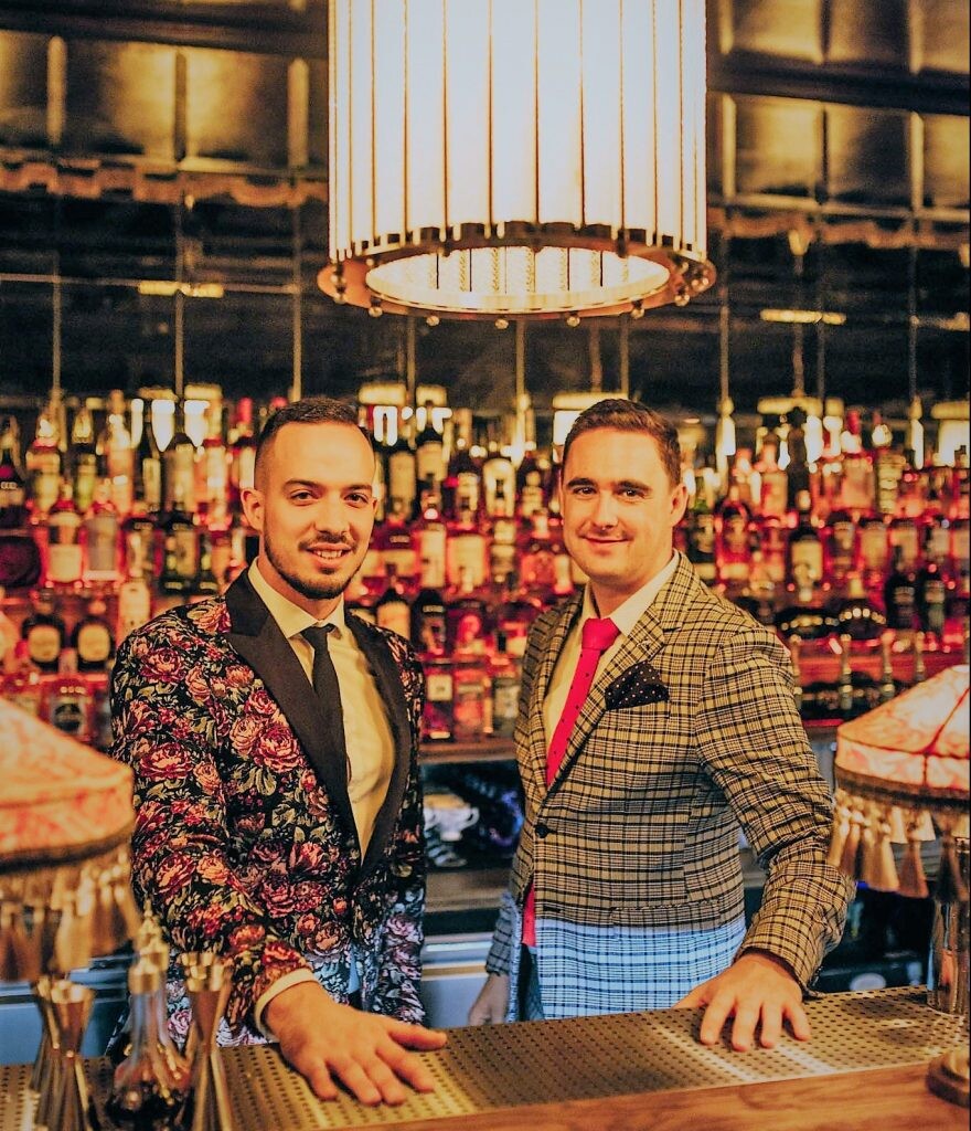 Franky spolu so špičkovým barmanom Tonym Velichom (vľavo), ktorý má bar v The Velvete pod palcom. 