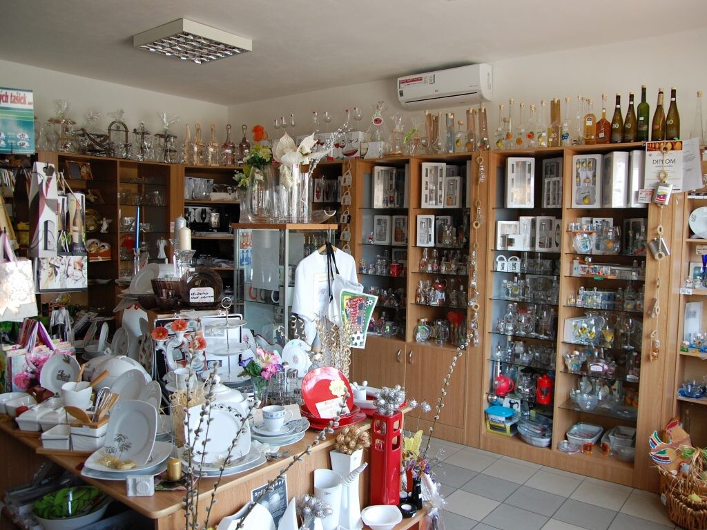 Predajňa Komas vo Vrábľoch je plná suvenírov a ďalších darčekových predmetov.