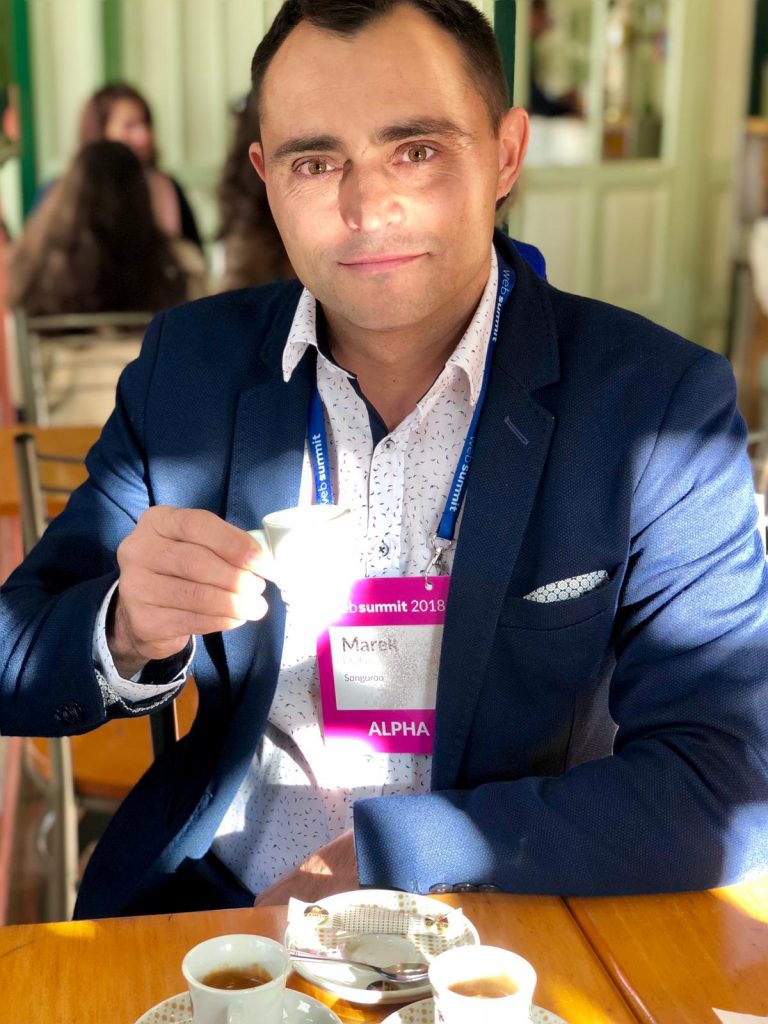 CEO startupu Songoroo Marek Dudáš pije kávu na konferencii Futurenow