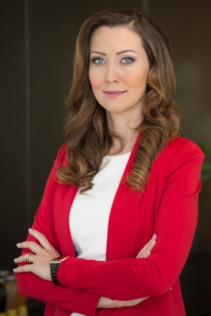 Šéfka J&T banky Anna Macaláková, ktorá jej šéfuje od roku 2015, pózuje oblečená v červenom saku. 