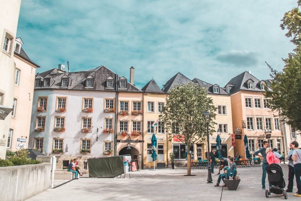 luxemburské mesto so starými budovami, modrá obloha 