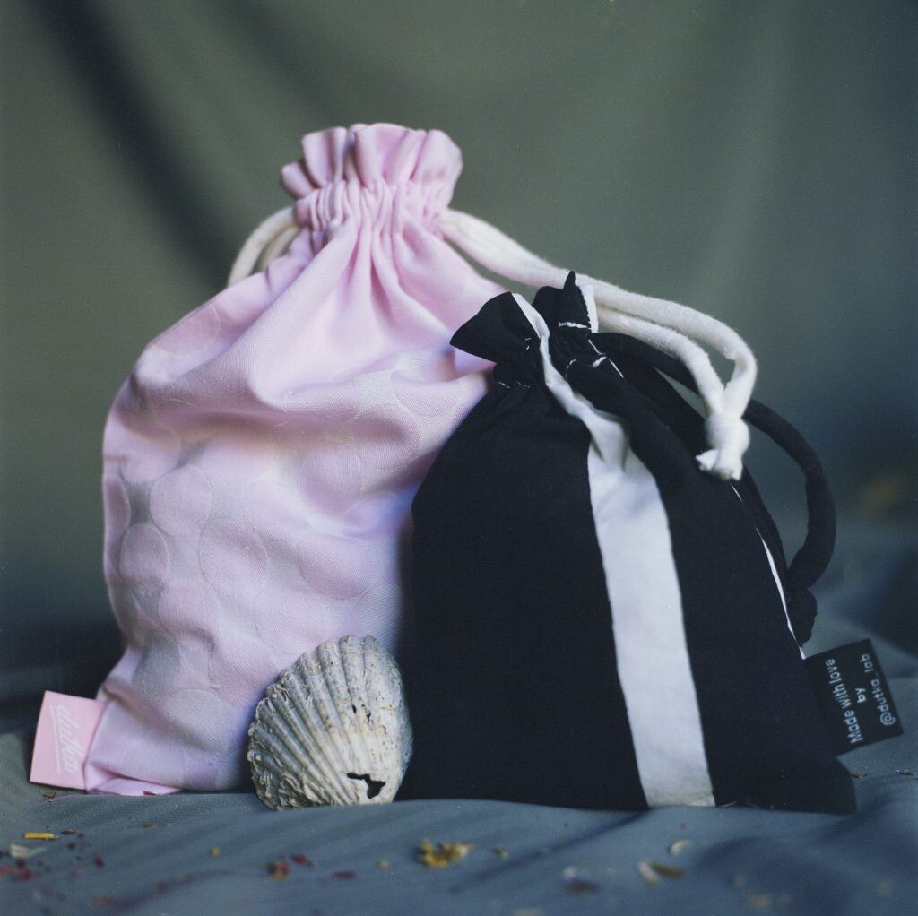 Ružové a čierne vrecko do domácnosti, ktoré šije Zuzana Dutková pod značkou Dutka.