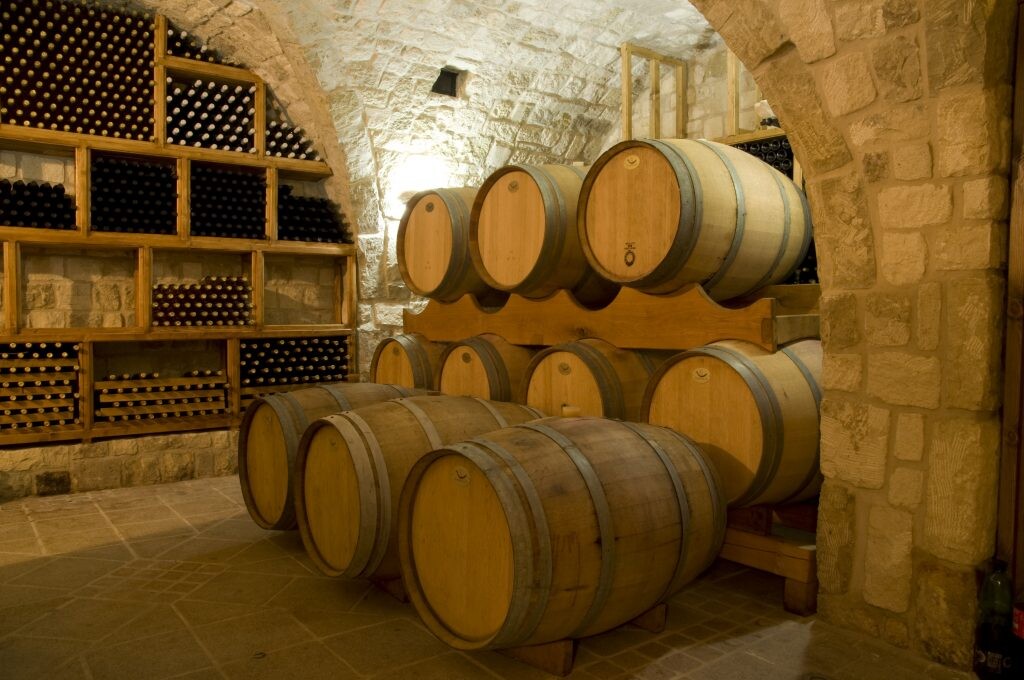 V kamennej pivnici sa nachádzajú sudy s ríbezľovým vínom. 