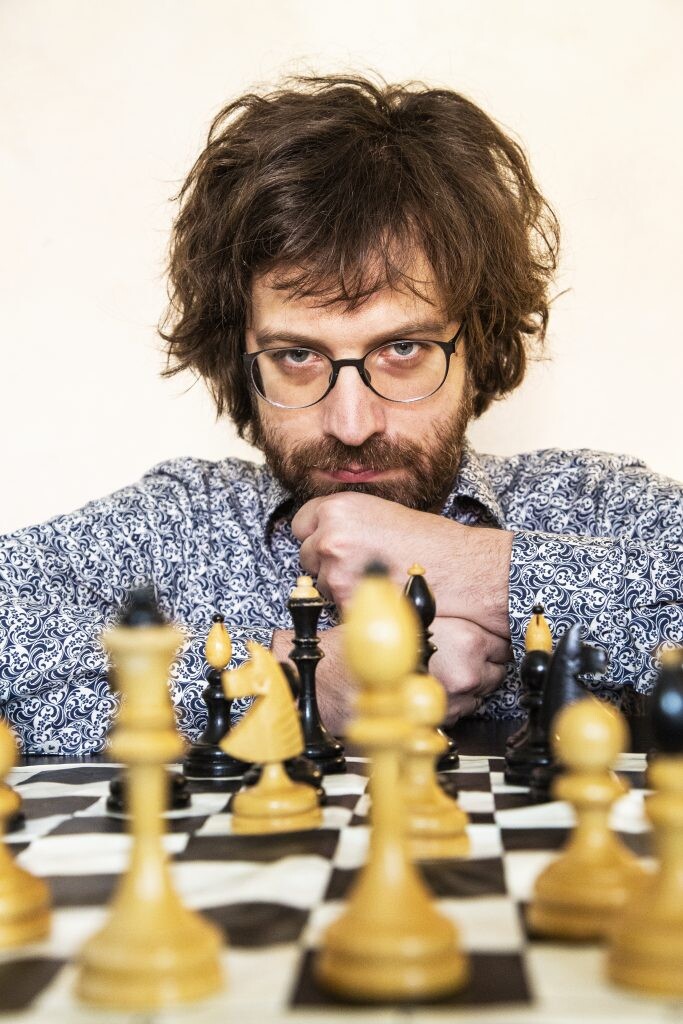 šachový veľmajster ján markoš sedí za šachom