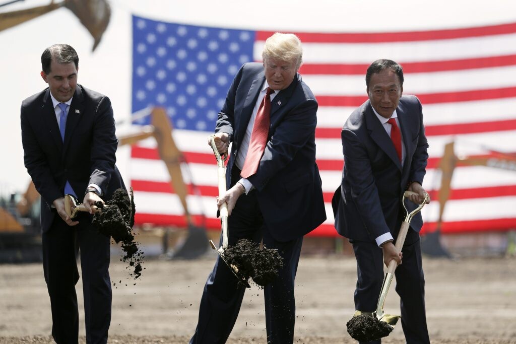 Zľava: politik Scott Walker, prezident USA Donald Trump a podnikateľ Terry Gou.