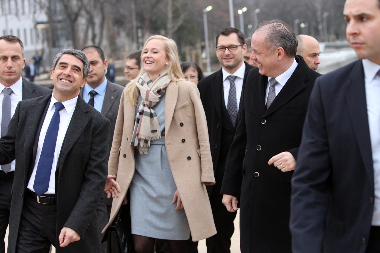 Ledecká je najmladšou členkou Kiskovho tímu. Na fotografii je ako jediná žena medzi samými mužmi, po jej ľavom boku sa nachádza dosluhujúci prezident Andrej Kiska. 