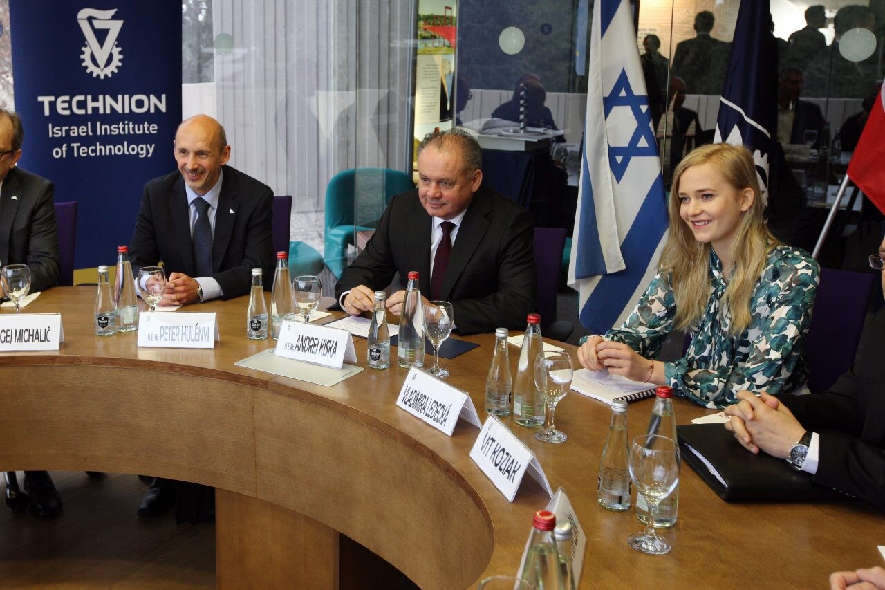 Vladimíra Ledecká (vpravo) s prezidentom Andrejom Kiskom na stretnutí Technion.