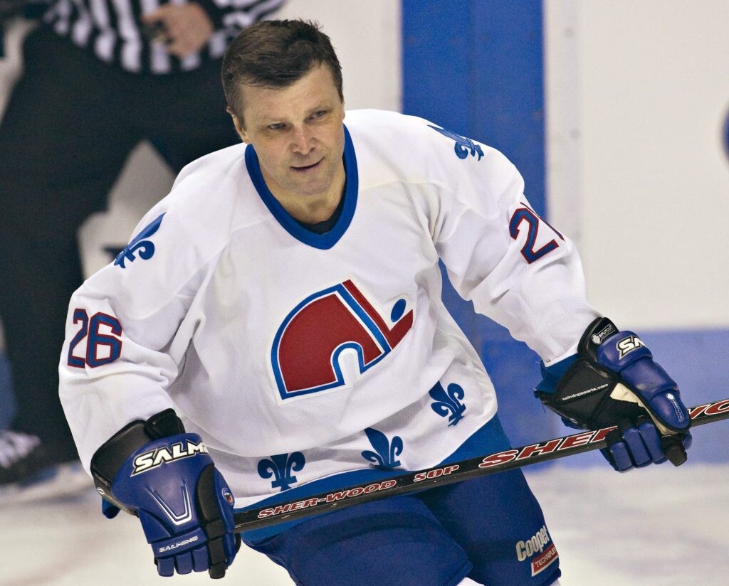 Peter Šťastný počas spomienkového zápasu v roku 2010, keď Quebec City viedlo jednu zo svojich neúspešných kampaní za návrat NHL do Quebecu. 