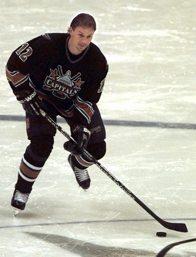 Dve najlepšie sezóny slovenských strelcov v dejinách NHL patria Petrovi Bondrovi vo Washingtone. V ročníkoch 1995 – 96 a 1997 – 98 nastrieľal po 52 gólov, dvakrát bol aj vôbec najlepším kanonierom ligy. 