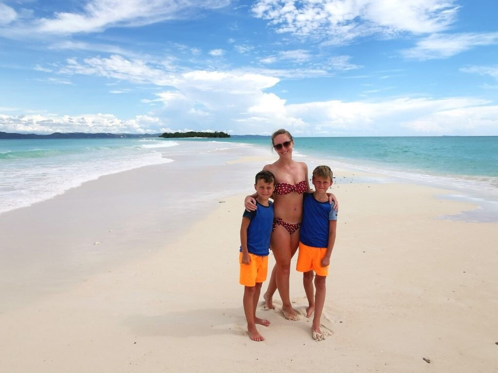 deti na plazi s mamou dovolenka exotika