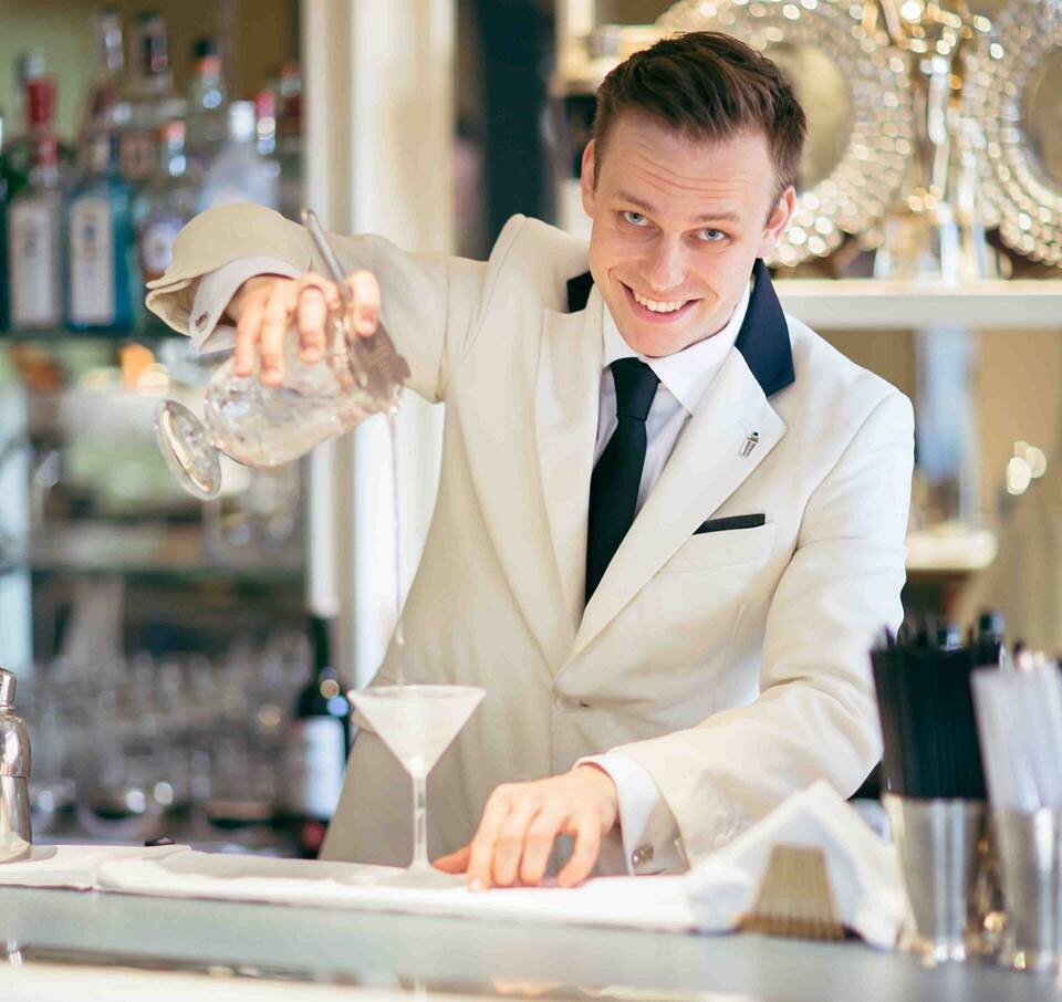 Martin Hudák za barom legendárneho American bar v Hoteli Savoy. Foto: archív M. H. najlepší barman sveta 