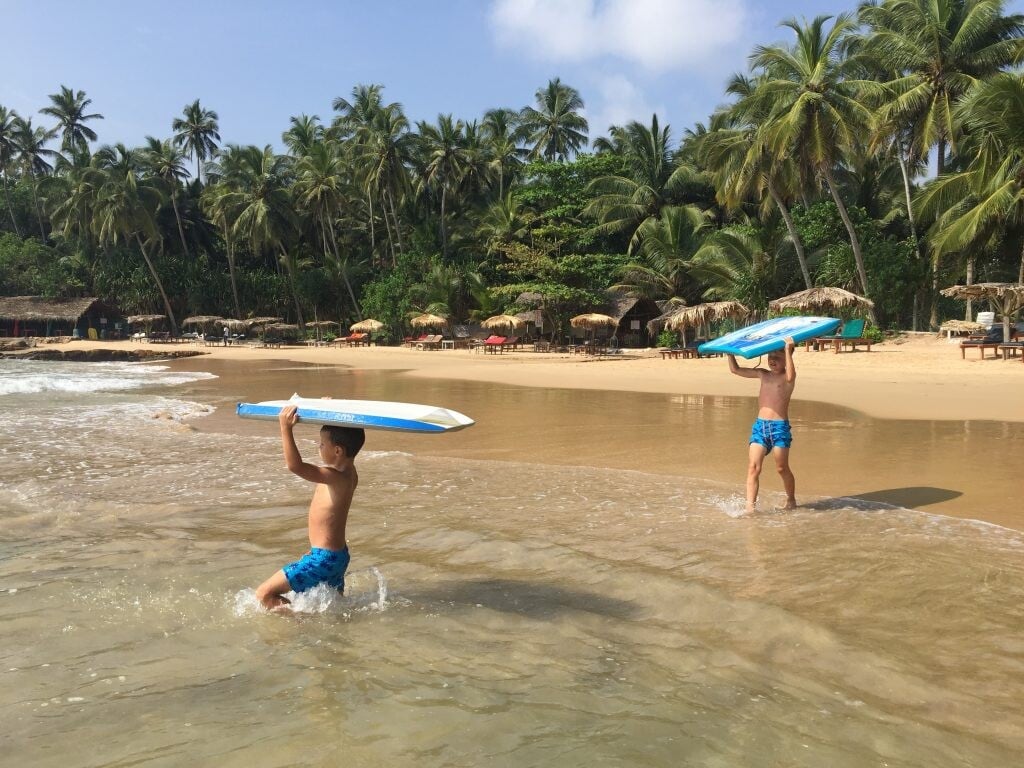 deti na plazi surf dovolenka exotika 