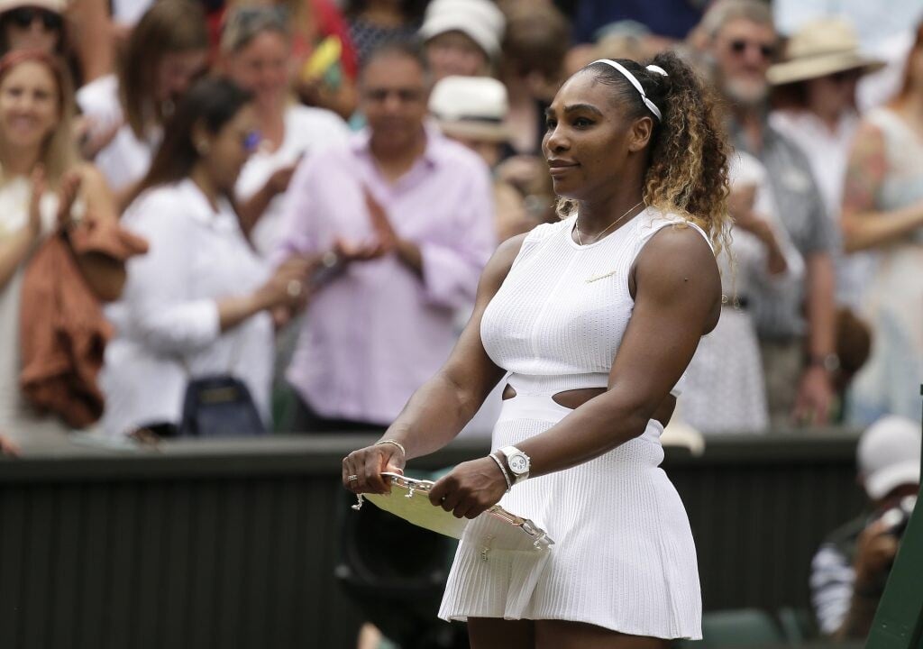 Serena Williams s trofejou za druhé miesto vo Wimbledone. Foto: Sita/AP