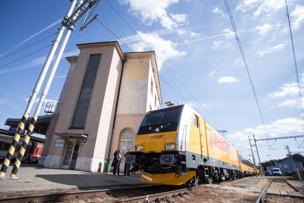 Český dopravca RegioJet nakúpil lokomotívy za niekoľko miliónov eur. Dokopy ide o 15 nových kusov lokomotív, pričom niektoré sa objavia aj na slovenských železniciach. 