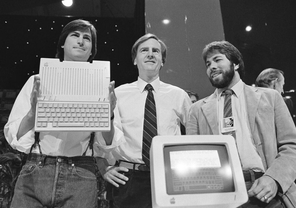 Steve Jobs, John Sculley a Steve Wozniak na fotke z roku 1984. 